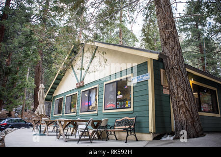 15. MAI 2016 - Lone Pine, Kalifornien: Die Whitney Portal speichern, bis sich Whitney Portal Road Gang verkauft für Mt. Whitney Wanderer, Souvenirs für die Tal Stockfoto