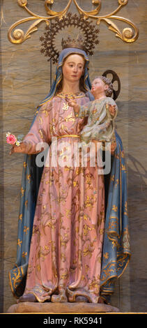 PALMA DE MALLORCA, SPANIEN - Januar 29, 2019: Die polychome geschnitzte Skulptur der Madonna in der Kirche Iglesia de Santa Maria Magdalena aus dem 19.Jh. Stockfoto