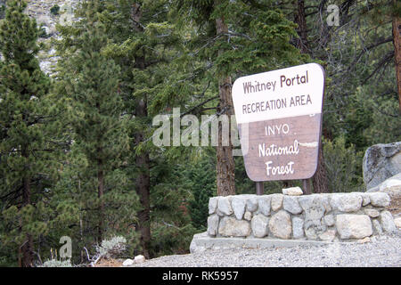 Lone Pine, Kalifornien - 25. Mai 2018: Zeichen für die Whitney Portal Recreation Center in Lone Pine Kalifornien, in den Inyo National Forest. Stockfoto