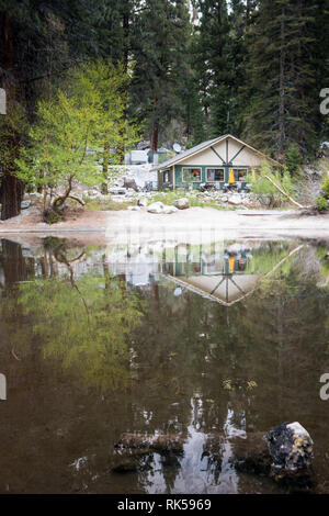 15. MAI 2016 - Lone Pine, Kalifornien: Die Whitney Portal speichern, bis sich Whitney Portal Road Gang verkauft für Mt. Whitney Wanderer, Souvenirs für die Tal Stockfoto