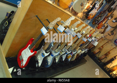 Verschiedene Gitarren auf Display und zum Verkauf in Chappell von Bond Street, London Stockfoto