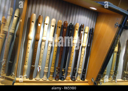 Diverse Recorder, Flöten für den Verkauf in frühe Musik Shop, London Stockfoto