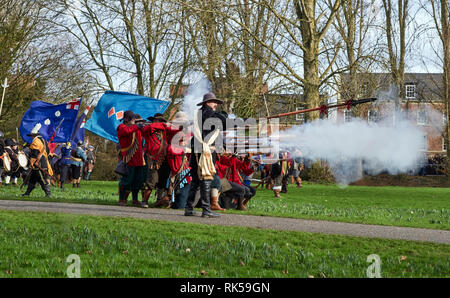 Mitglieder der Sealed Knot Re-enactment Gesellschaft Feuer eine Salve von musketen auf die 2019 Schlacht von Nantwich Stockfoto