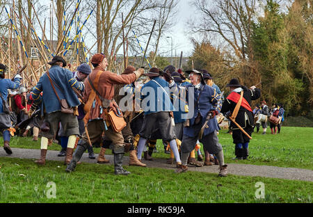 Mitglieder der Sealed Knot Bühne ein Schwert der Kampf um die 2019 Schlacht von Nantwich Re-enactment Stockfoto