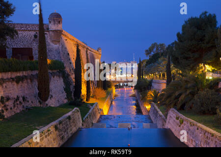 Palma de Mallorca - die Wände der Almudaina Palast und dem Bach in der Abenddämmerung. Stockfoto