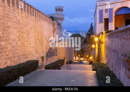 Palma de Mallorca - die Wände der Almudaina Palast in der Abenddämmerung. Stockfoto