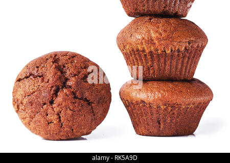Eine chocolate Muffin mit dunklen Test auf einem weißen Hintergrund. Stockfoto