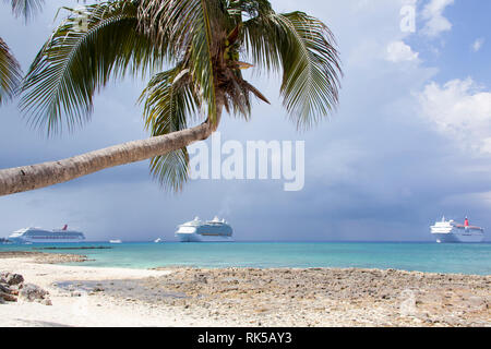 Die Aussicht von Seven Mile Beach von Kreuzfahrtschiffen driften in der Nähe von George Town auf der Insel Grand Cayman (Cayman Inseln). Stockfoto