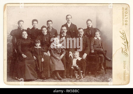 Original viktorianische Kabinettkarte aus den späten 1890er Jahren der großen Familie (Walmsley-Familie) mehrerer Generationen, Bolton, Lancashire, England, Großbritannien, datiert 1898 oder 1899 Stockfoto