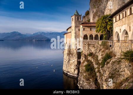 Einsiedelei von Santa Caterina del Sasso (XIII Jh.), Lago Maggiore, Lombardei, Italien Stockfoto