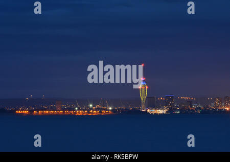 Spinnaker Tower und Portsmouth Skyline der Stadt fotografiert während der Blauen Stunde von Ryde auf der Isle of Wight, Großbritannien. Stockfoto