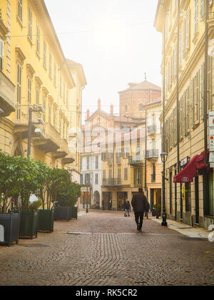 Via Giuseppe Garibaldi Street mit dem Saint Secondo Katholische Kirche Collegiata di San Secondo, im Hintergrund. Asti, Piemont, Italien. Stockfoto