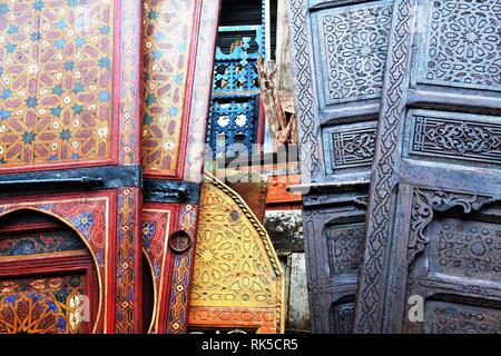 Der Glanz der alten Türen schönen marokkanischen alte Tür. Marrakesch, Marokko. Stockfoto