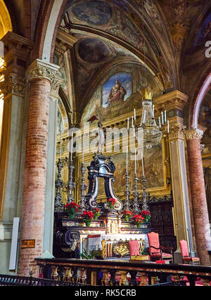 Asti, Italien - 1. Januar 2019. Altar des heiligen Secondo Katholische Kirche, Stiftskirche di San Secondo. Asti, Piemont, Italien. Stockfoto