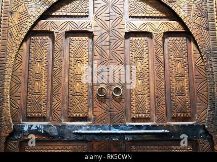 Der Glanz der alten Türen schönen marokkanischen alte Tür. Marrakesch, Marokko. Stockfoto