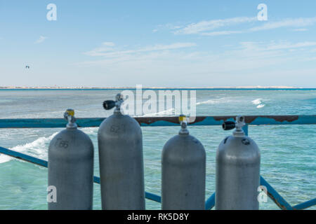 Eine Menge von Tauchflaschen. Sauerstoffflaschen outdoor. Sauerstoffflaschen für Schwimmen im Hintergrund auf das Meer Stockfoto