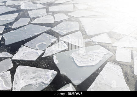 Viele kleine und große Eisschollen schwimmen in der eiskalten Ostsee im Winter Stockfoto