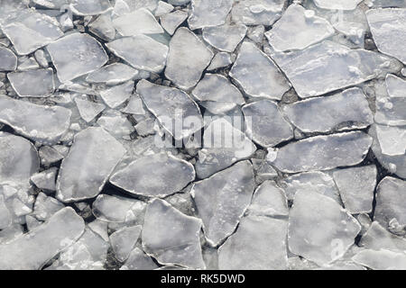 Viele kleine und große Eisschollen schwimmen in der eiskalten Ostsee im Winter Stockfoto