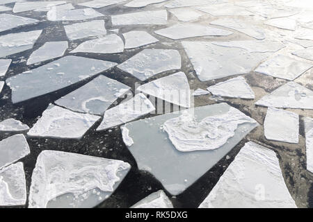 Viele kleine und große Eisschollen schwimmen in der eiskalten Ostsee im Winter Stockfoto