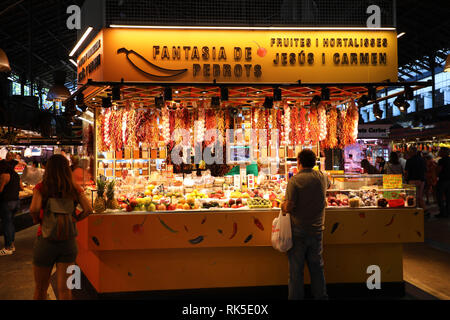 BARCELONA, SPANIEN - 13. JULI 2018: Menschen shop in Barcelona Markt (Mercat de Sant Josep de la Boqueria), einem großen öffentlichen Markt mit Eingang in der Nähe von La R Stockfoto