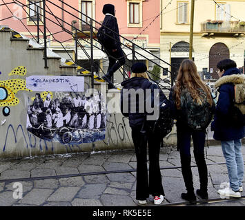 Milanese Künstlerin Cristina Donati Meyer's neues Werk "Clandestini" auf dem Naviglio Grande in Mailand, Italien. Die Arbeit zeigt die Migranten auf einem Boot mit Sigmund Freud, Isabel Allende, Madonna, Marc Chagall, Charlie Chaplin, Albert Einstein, Rudolph Valentino, und Lady Gaga. Mit: Atmosphäre, wo: Mailand, Italien Wann: 08 Jan 2019 Credit: IPA/WENN.com ** Nur für die Veröffentlichung in Großbritannien, den USA, Deutschland, Österreich, Schweiz ** verfügbar Stockfoto