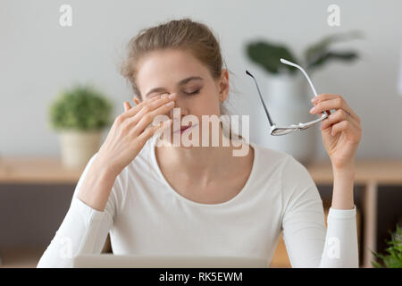 Müde Mädchen, die Brille Augen reiben sich die Augen Stockfoto