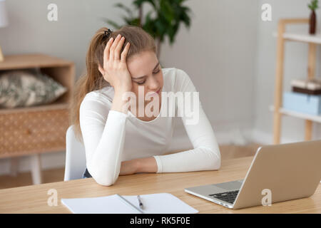 Müde oder tausendjährigen Studentin desinteressiert im monotonen Studie langweilen Stockfoto