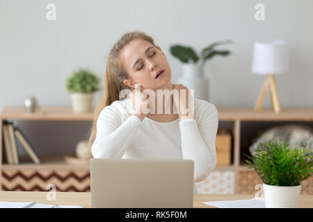 Müde müde Junge Frau massieren steifen Nacken reiben verspannte Muskeln Stockfoto