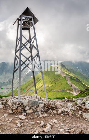 Alter metall Turm mit einer Glocke auf Kasprowy Wierch, Polen Stockfoto