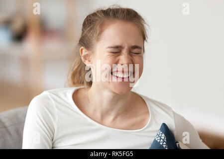 Glückliche freudige junge Mädchen lachend und aufrichtigen positive Emotionen Stockfoto