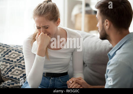 Liebevoller Ehemann Mann beruhigend umgekippt tröstet weinende Frau Frau Stockfoto