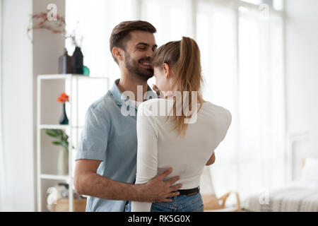 Junge glücklich romantisches Paar in Liebe das Tanzen zu Hause kuscheln Stockfoto