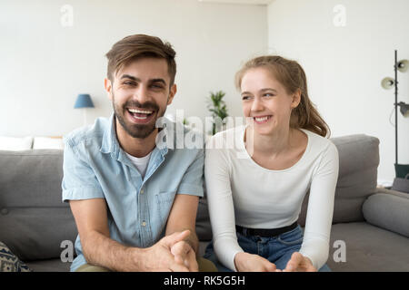 Fröhlicher junger paar Blogger auf Kamera zu Hause lacht Stockfoto