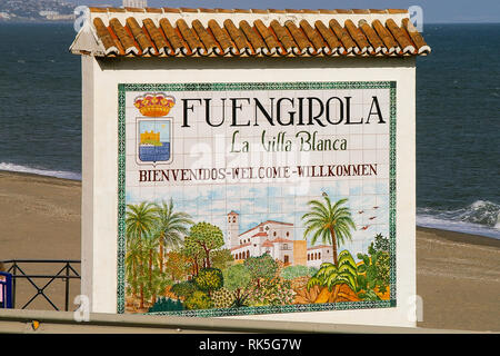 Anmelden Willkommen in Fuengirola an der Costa del Sol in der Provinz Málaga in der Autonomen Region Andalusien im Süden Spaniens. Fliesen- Mosaik Stockfoto