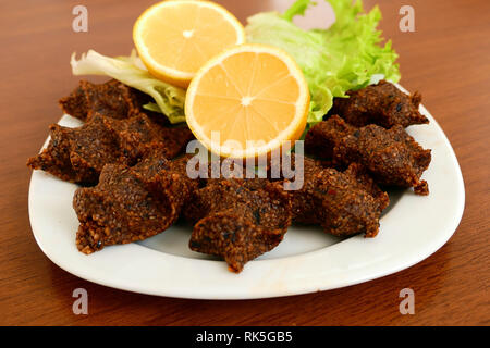 Rohe Frikadellen mit Nüssen, spezifische würzige raw Türkei Frikadellen, (çig köfte) Stockfoto