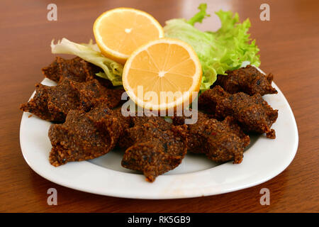 Rohe Frikadellen mit Nüssen, spezifische würzige raw Türkei Frikadellen, (çig köfte) Stockfoto