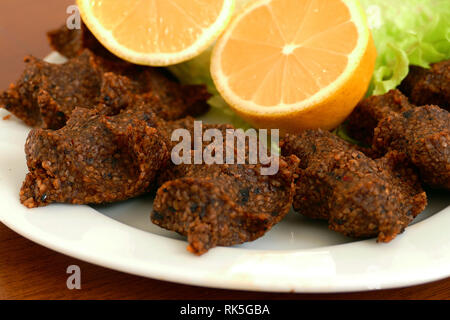 Rohe Frikadellen mit Nüssen, spezifische würzige raw Türkei Frikadellen, (çig köfte) Stockfoto