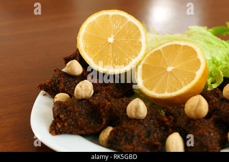Rohe Frikadellen mit Nüssen, spezifische würzige raw Türkei Frikadellen, (çig köfte) Stockfoto