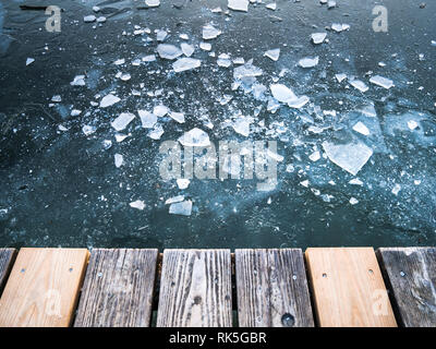 Bild von Crushed Ice auf dem zugefrorenen See und von der Kante der holzbohlen genommen. von Oben nach Unten anzeigen Stockfoto