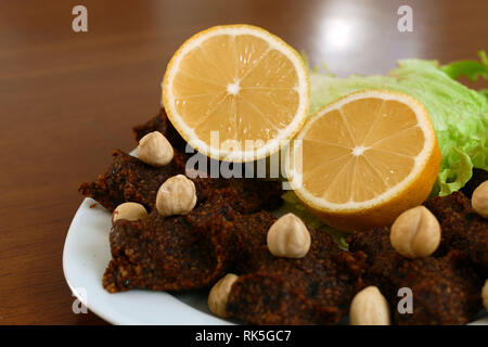 Rohe Frikadellen mit Nüssen, spezifische würzige raw Türkei Frikadellen, (çig köfte) Stockfoto