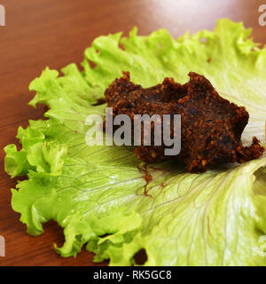 Rohe Frikadellen mit Nüssen, spezifische würzige raw Türkei Frikadellen, (çig köfte) Stockfoto