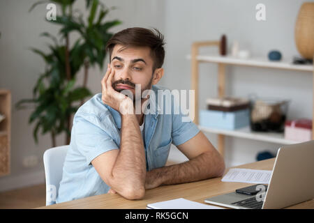 Müde Arbeiter vergeuden Zeit am Arbeitsplatz von der langweiligen Job ablenken Stockfoto