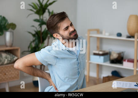 Müde mann Gefühl Schmerz im unteren Rücken Rückenschmerzen leiden. Stockfoto