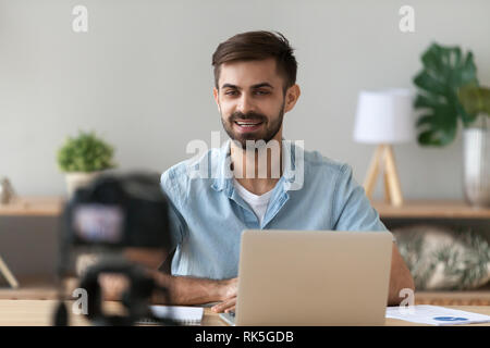 Junge zuversichtlich Mann Redner spricht auf digitalen Kamera Aufzeichnung vlog Stockfoto
