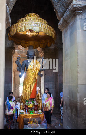 Statue von Vishnu, als Ta zu erreichen, in der westlichen Gopura (West Tor) Eintritt in Angkor Wat, Siem Reap, Kambodscha bekannt Stockfoto