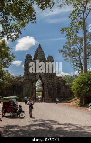 In Angkor Thom Südtor, der den Eintrag in die alte Stadt, mit einer Tuc-tuc warten, die für einen Fluggast Stockfoto