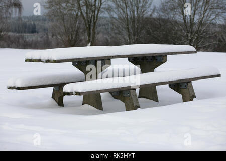 Holz- Picknicktisch mit Schnee bedeckt Stockfoto