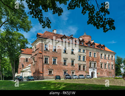 Schloss von Gnesen Erzbischöfe, im 14. Jahrhundert errichtet, im gotischen Stil, jetzt Hotel in einem Kurort Uniejow, Polen Stockfoto