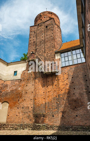 Gotische Turm über den Innenhof im Schloss von Gnesen Erzbischöfe, im 14. Jh., heute Hotel, das sich in einem Kurort Uniejow, Polen Stockfoto