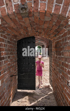 Junge Mädchen in Passage gotische Burg von Gnesen Erzbischöfe, jetzt Hotel in Uniejow, Polen Stockfoto